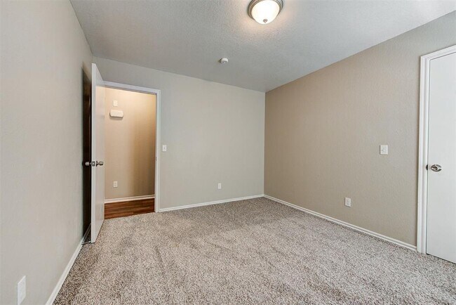 Building Photo - 1805 Lois Lynn Ln