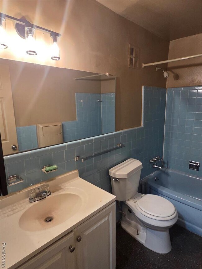 Building Photo - 15080 Greenfield Rd