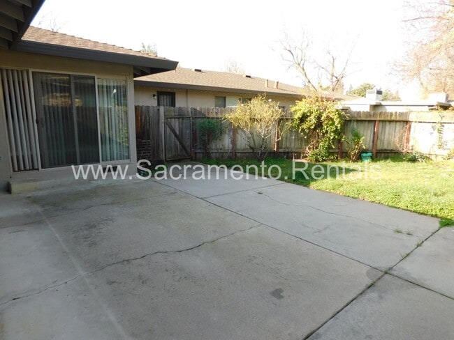 Building Photo - Wonderful Sierra Oaks 3bd/2ba Duplex with 2 Car Garage