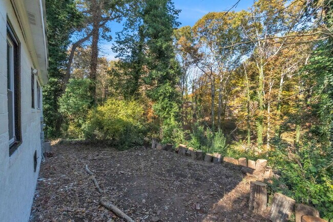 Building Photo - Beautifully Maintained 3BR/1BA Residence Near Downtown Spartanburg