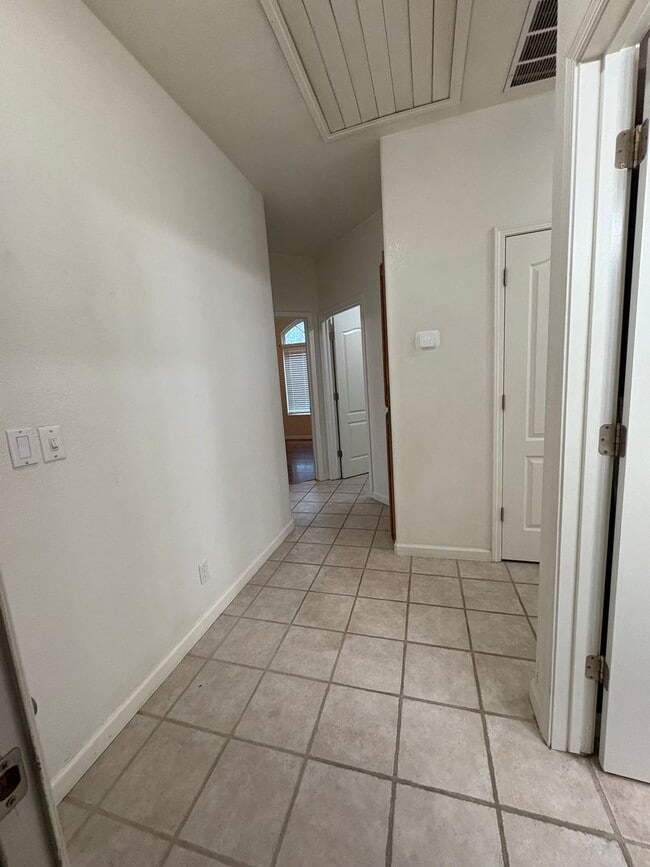 Building Photo - 3 Bedroom Home