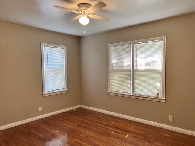 Building Photo - Large 2/1.5 with 2 Living Areas