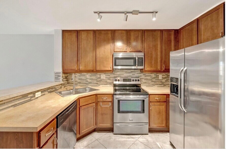 Building Photo - 3055 Riverside Dr