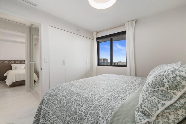 Building Photo - 700 NE 24th St