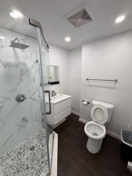 Building Photo - 27 Oceanside Ave