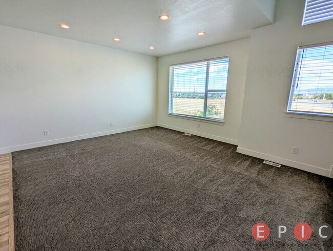 Building Photo - 566 Lewski Ln