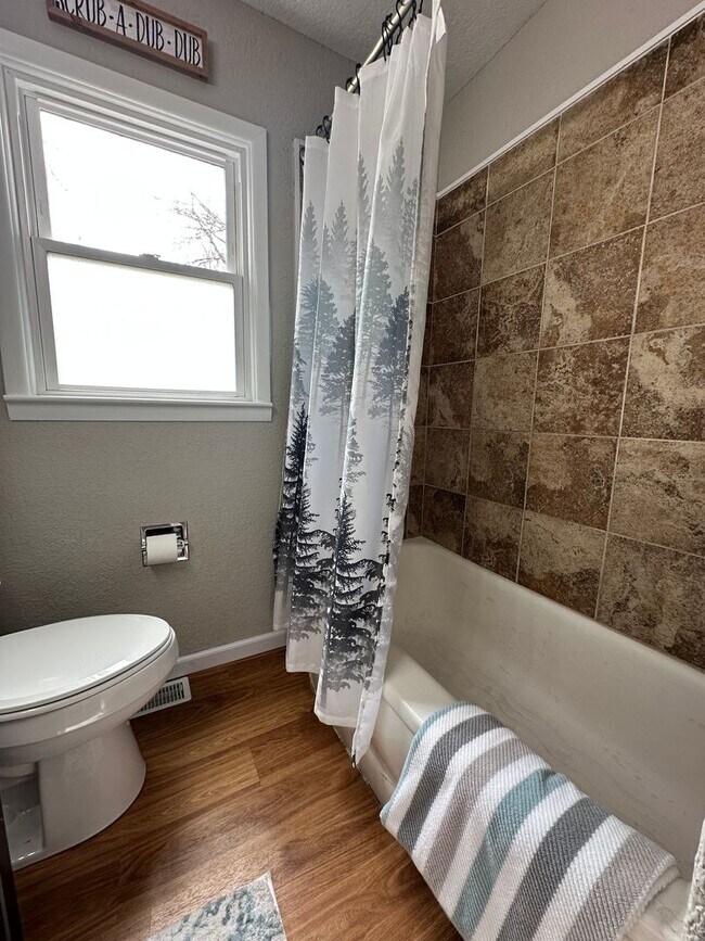 Building Photo - 3 bed, 1 1/2 bath Home for rent in Elk Run Heights