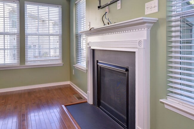 Building Photo - End unit Townhome in Riverwalk Townes