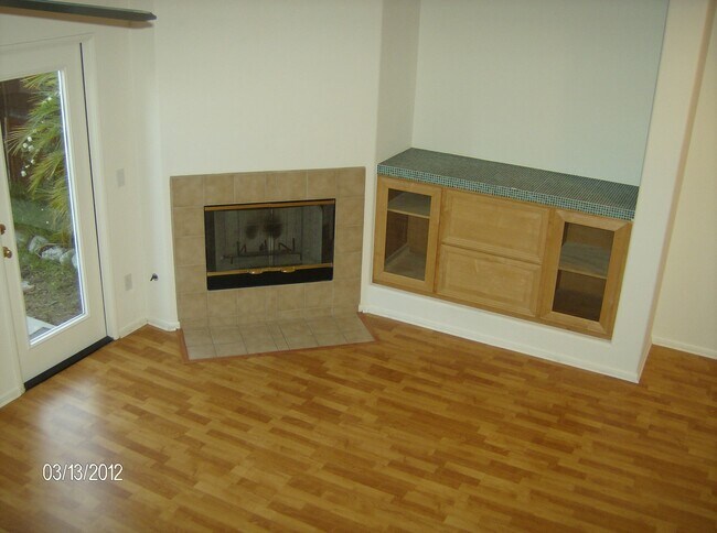 Building Photo - Spacious Three Bedroom Townhouse with Atta...