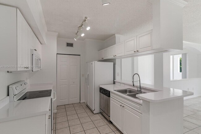 Building Photo - 17125 N Bay Rd