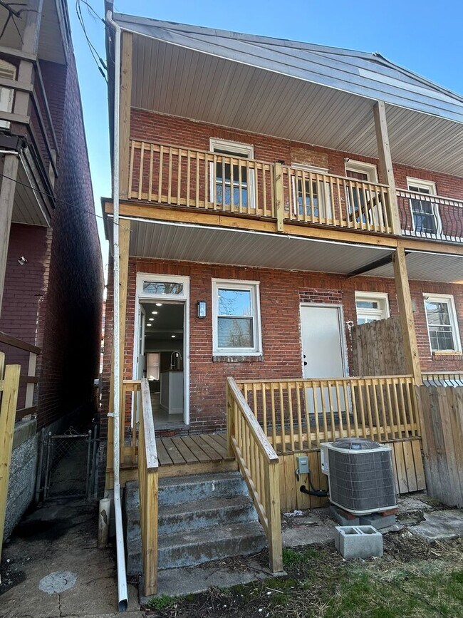 Building Photo - 320 Maclay St