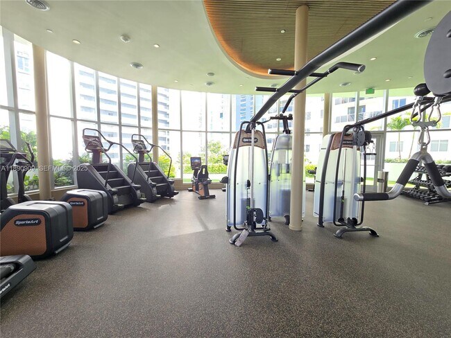 Building Photo - 700 NE 24th St