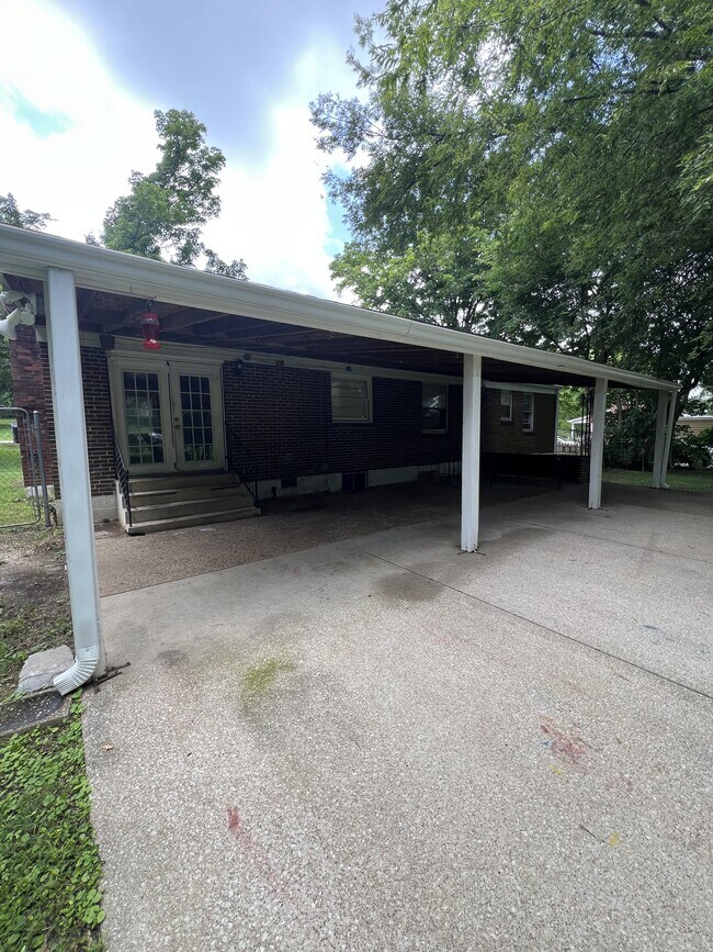 Building Photo - 206 Greenview Dr