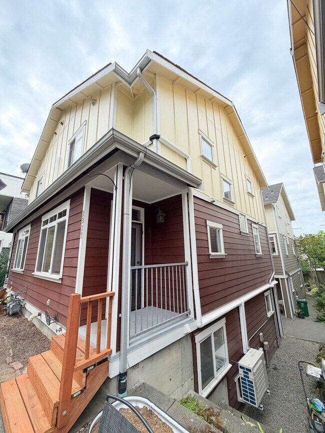 Building Photo - Charming Home in Leschi!