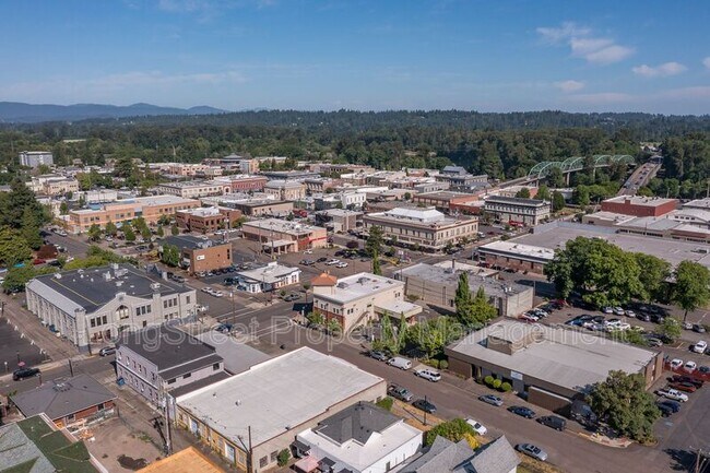 Building Photo - 208 SE 5th Ave