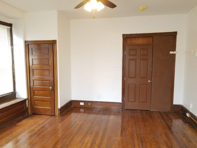 Building Photo - Large private bedroom plus office for rent...