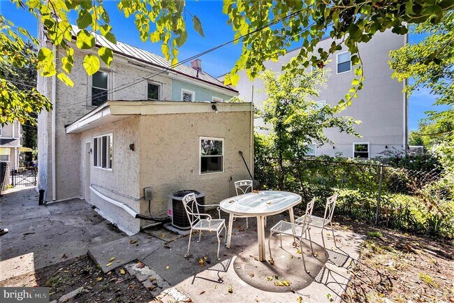 Building Photo - 129 E Phil Ellena St