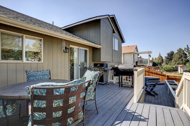 Building Photo - 1086 NE Locksley Dr