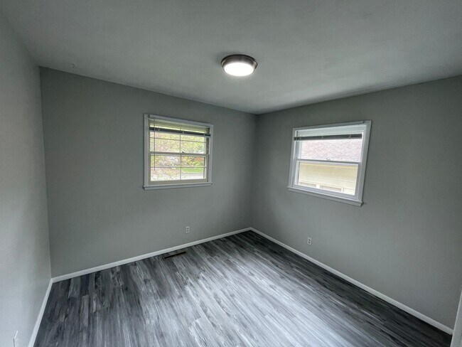 Building Photo - Beautiful 3 bedroom 1.5 bath waiting for you to call home .