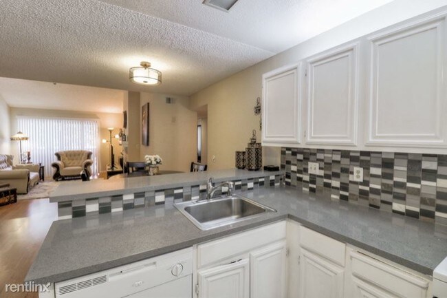 Building Photo - 37000 Meadowbrook Common