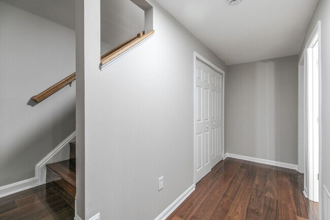 Building Photo - 1043 Downing Ct