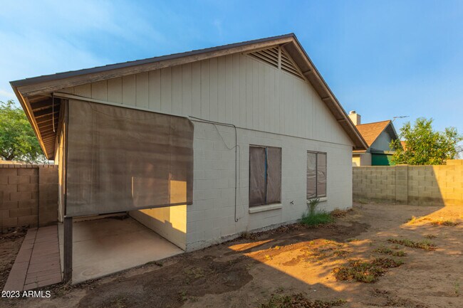 Building Photo - 7331 W Paradise Dr