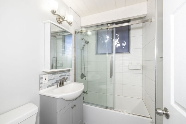 Building Photo - Beautifully Appointed 5 Bed, 4 Bath Executive Home