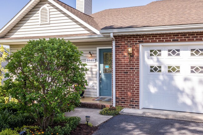 Building Photo - Spacious Duplex in Lake Terrace