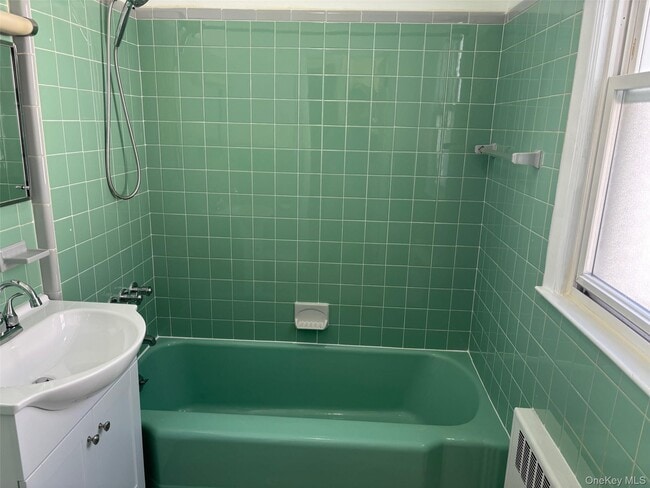 Building Photo - 6-12 College Pl