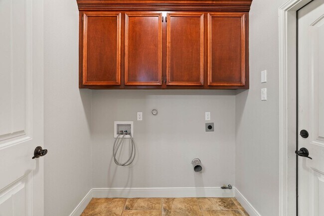 Building Photo - 4 Bedroom 3 Bath on the Island