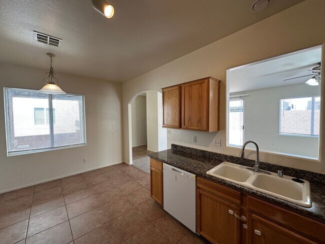 Building Photo - Great 3 Bedroom Home in Gated Community!