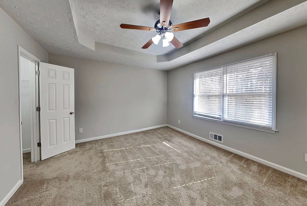 Building Photo - 301 E Country Woods Dr