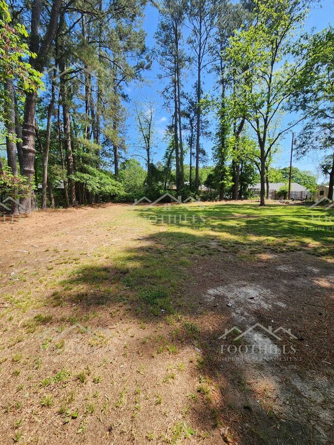 Building Photo - Charming 3-Bed Brick Rental Near Schools &...