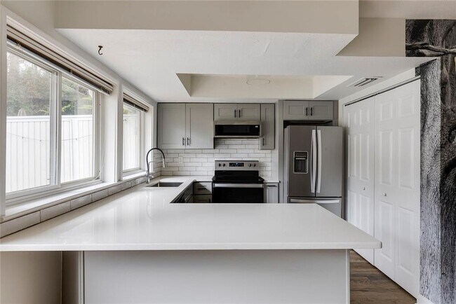 Building Photo - 7094 Stonington Dr NE