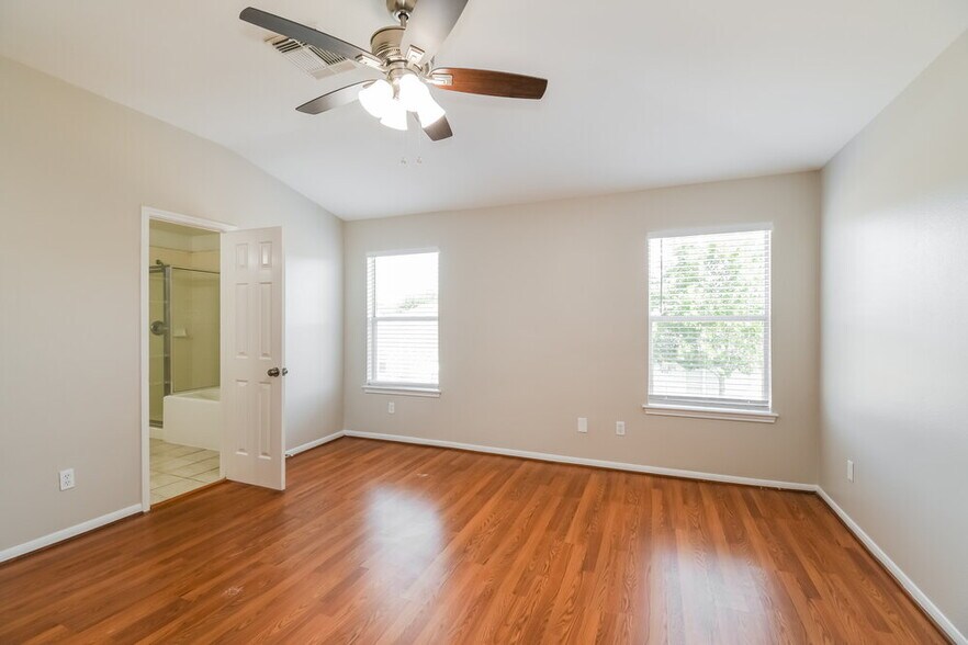 Building Photo - 1060 Cabot Cove