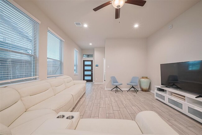 Building Photo - 7031 House Wren Ct
