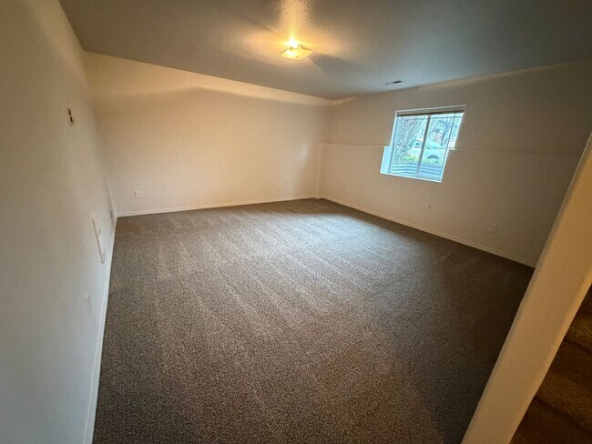 Building Photo - New paint & carpet! 2 bed 2.5 bath + bonus room townhome
