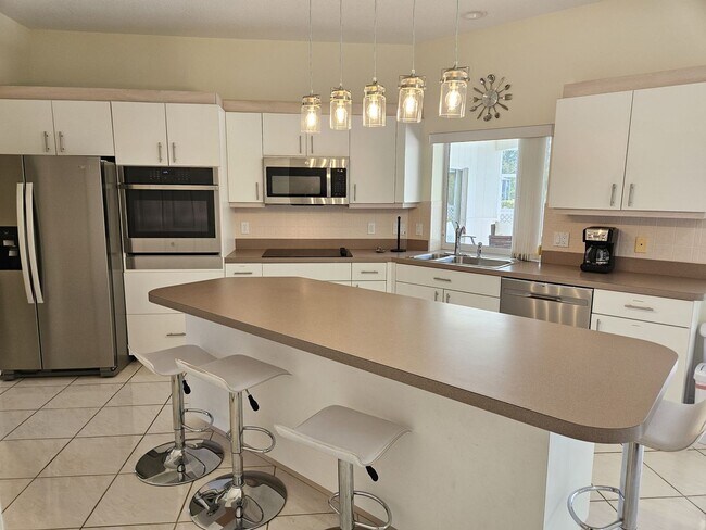 Building Photo - Seasonal Short-Term Private Heated Pool Home with 3 Bedroom, 2.5 Bath, 2 Car Garage in Sorrento W...