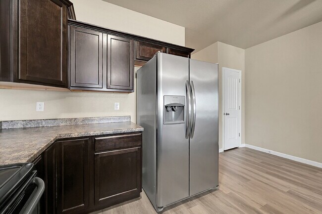 Building Photo - $1,995-3 Bed 3.5 Bath townhome in CO Sprin...