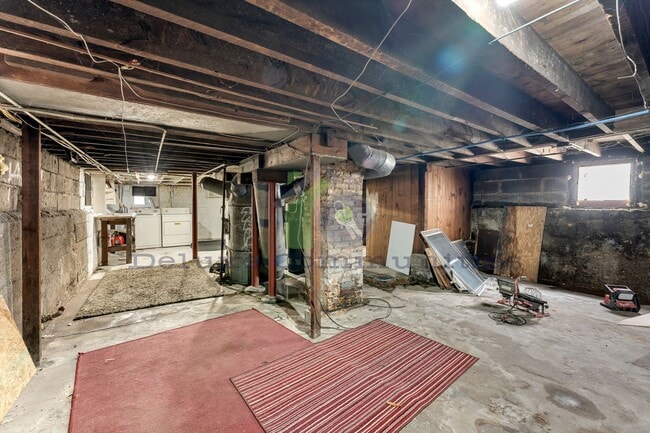 Building Photo - WEST SIDE! 2 Bedroom Single Family Home! JUST LISTED!