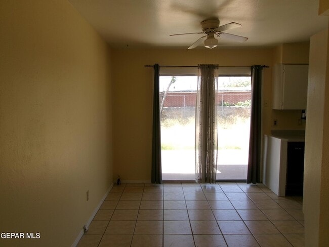 Building Photo - 10037 Oakwood Dr