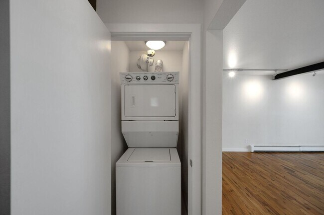 Building Photo - Charming 2BR Condo in Denver