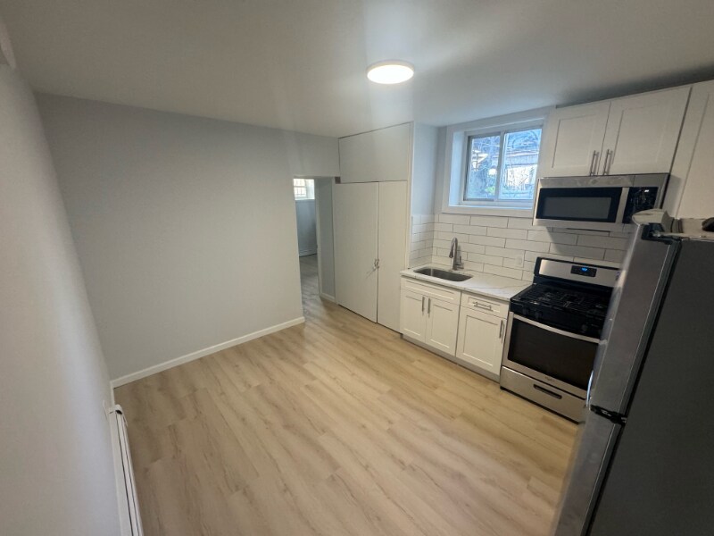 Building Photo - 106 E 5th St