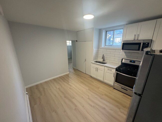 Building Photo - 106 E 5th St