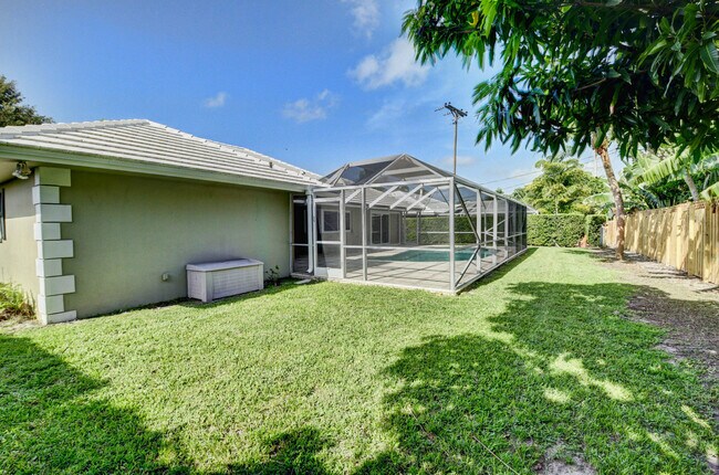 Building Photo - 701 Apple Tree Ln
