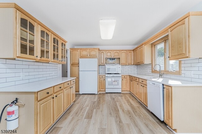 Building Photo - 17 Throckmorton Ln