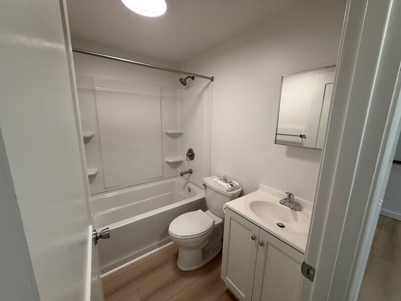 Building Photo - 418 Oak St