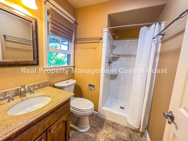 Building Photo - AVAILABLE SEPTEMBER - Nice Home in Atascad...