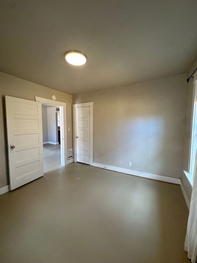 Building Photo - Charming 2 Bed / 2 Bath Home in Prime Westside Bend Location