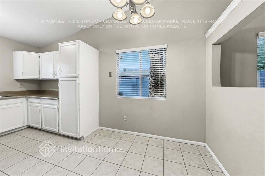 Building Photo - 1615 W Curry Dr
